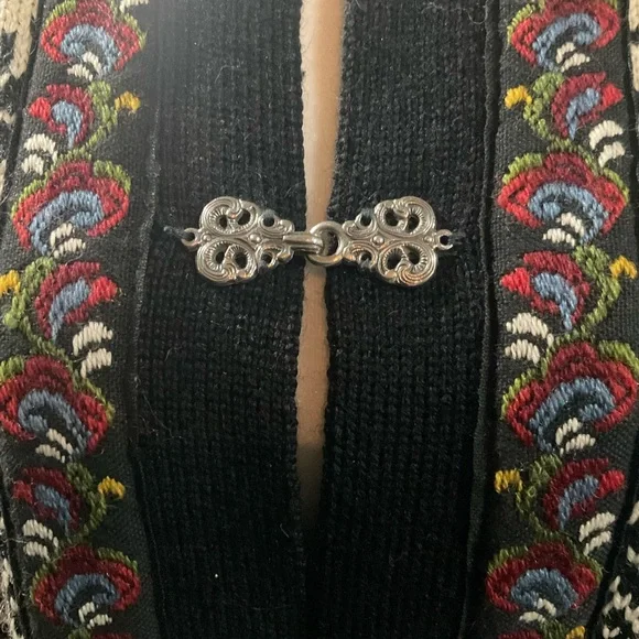 “Scandinavian” Style Embroidered Hook And Eye Closure Long Sleeved Sweater. - Picture 4 of 14